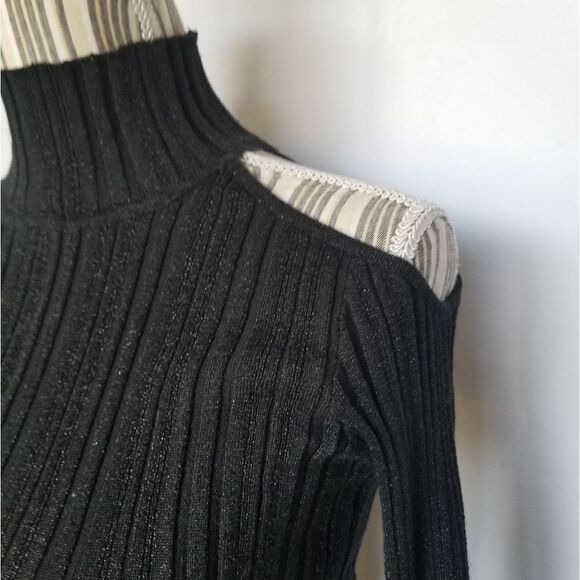 Vermani cold shoulder top - Picture 2 of 4